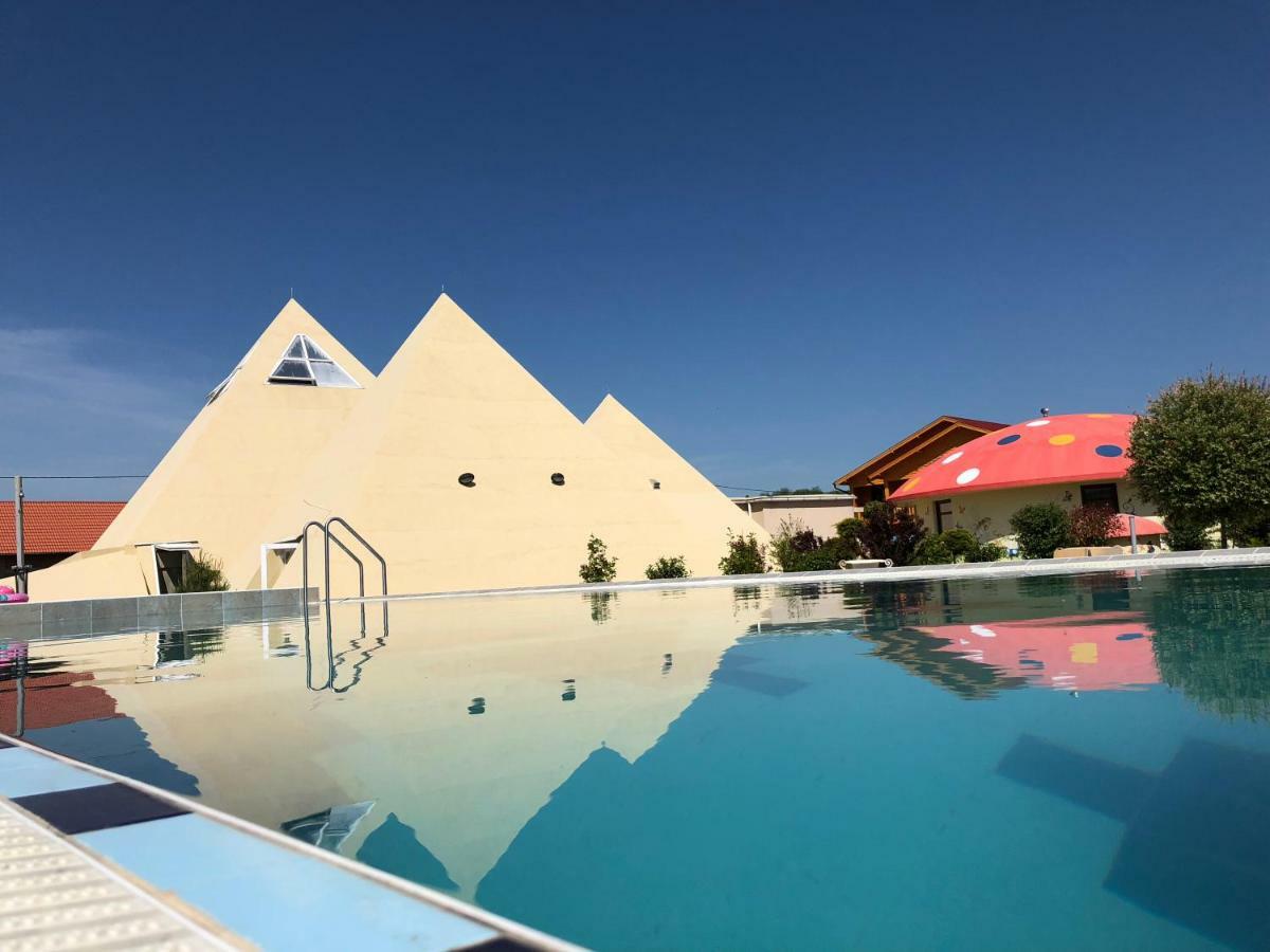 Demjeni Piramis Furdo Es Udulopark Otel Dış mekan fotoğraf