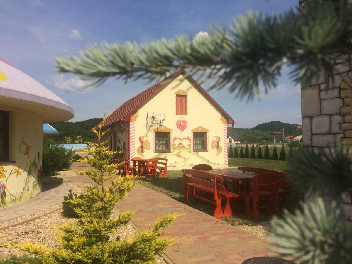 Demjeni Piramis Furdo Es Udulopark Otel Dış mekan fotoğraf